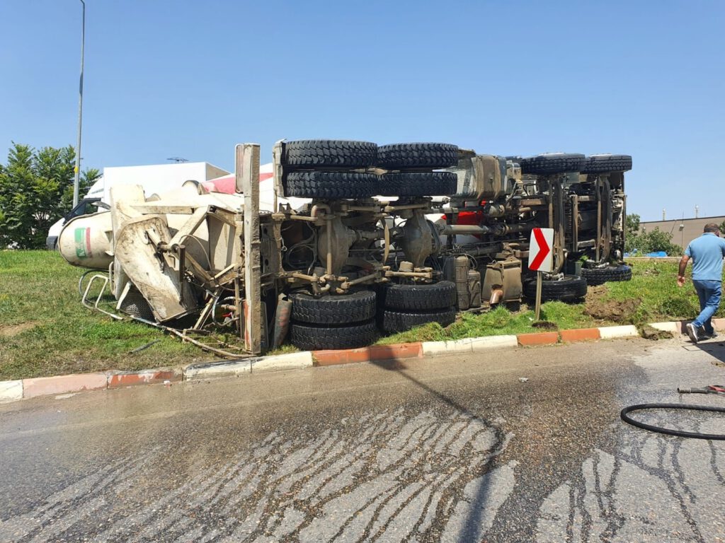 Bursa’da beton mikseri devrildi