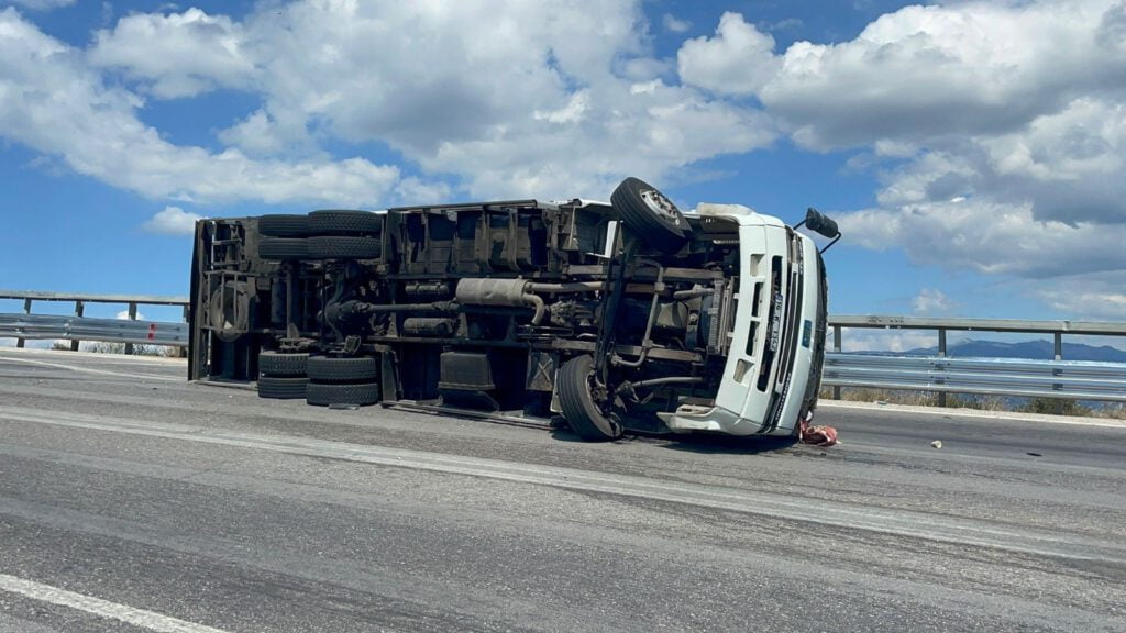 Bursa’da kamyon devrildi