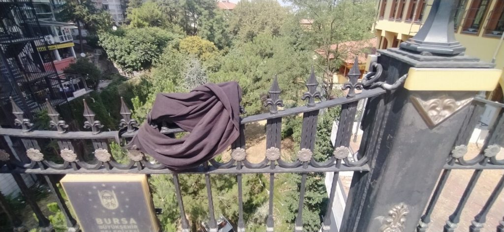 Setbaşı köprüsünden atladı, ağır yaralandı