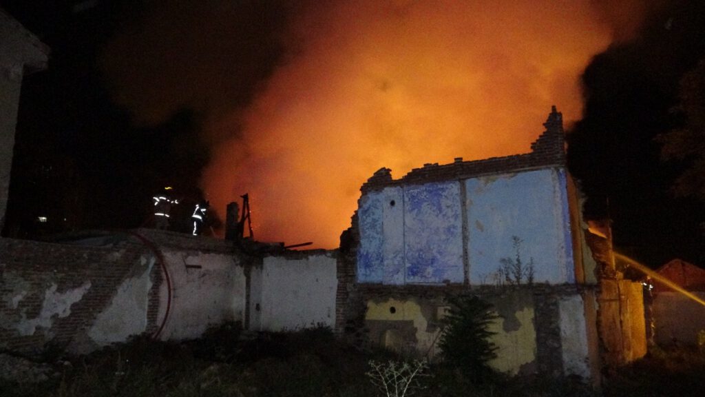 Bursa’da metruk bina yandı
