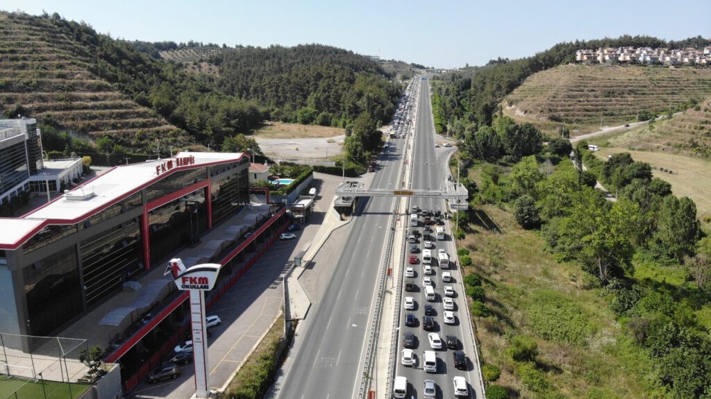 Bursa’da yolu kesip tellere bakım yaptılar
