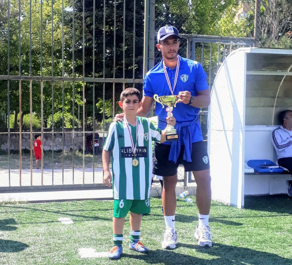 Bursalı gençlerden 2 kupa