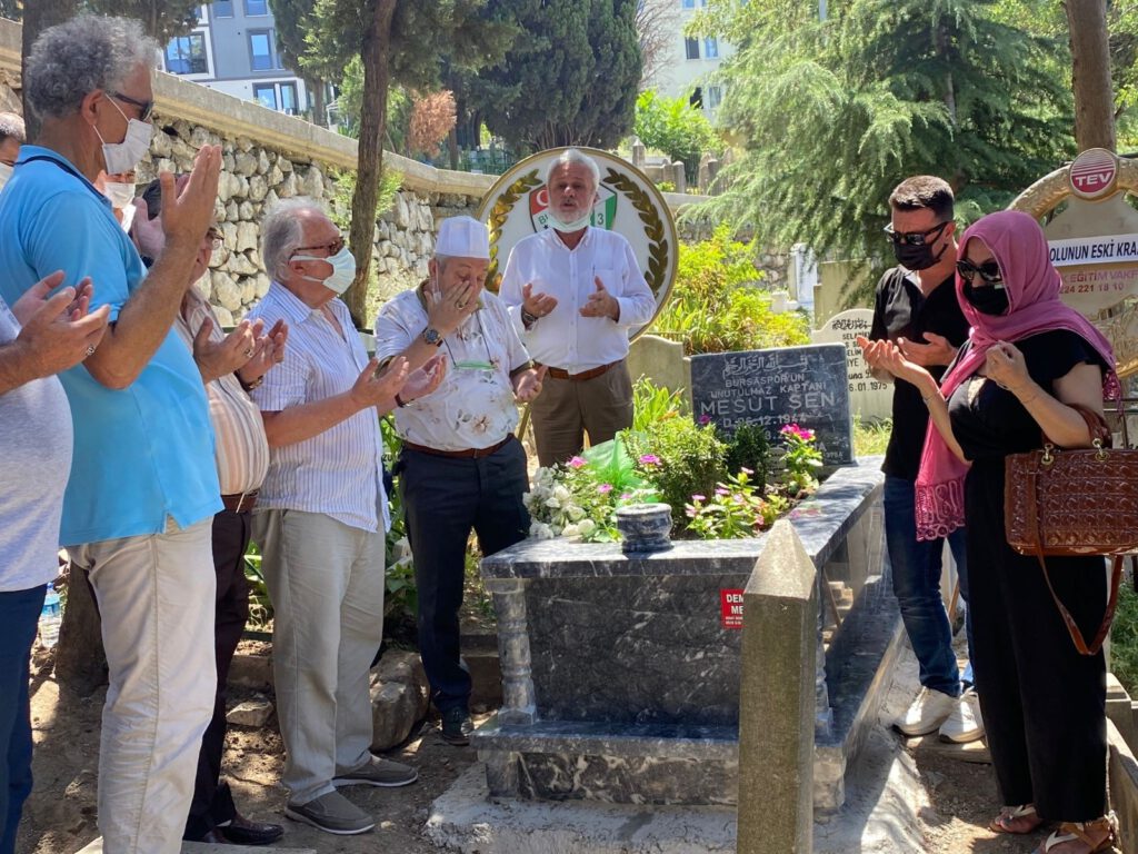 Bursaspor’un efsane ismi Mesut Şen, anıldı