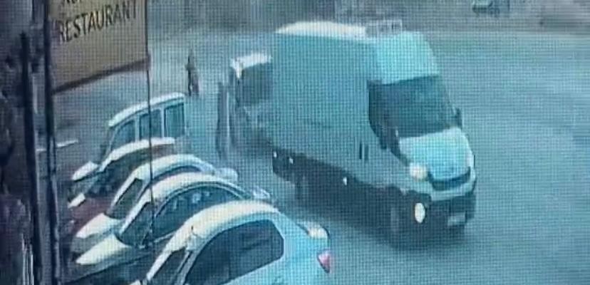 Boşanmak üzere olan eşine saldırdı