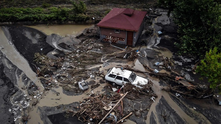 Felaket, yüzlerce aracı çamura gömdü