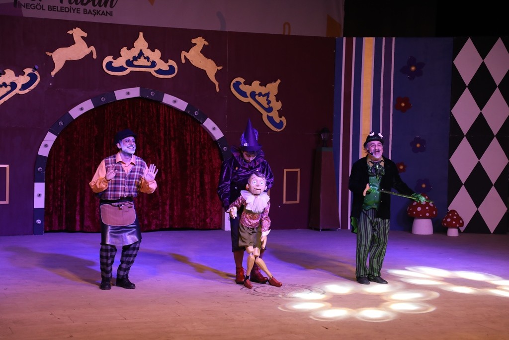 Çocuklar, Pinokyo ile kahkahaya boğuldu