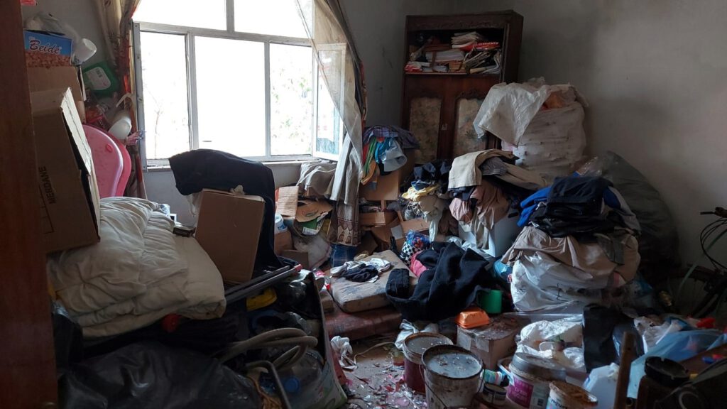 Çöp evden 10 kamyon çöp çıkarıldı!