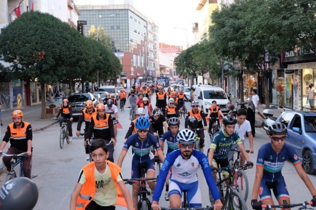 Depreme dikkat çekmek için pedal çevirdiler