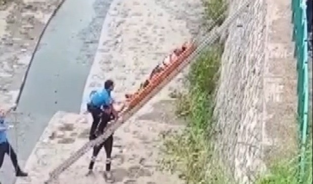 Düştüğü dereden kurtarıldı