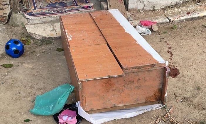 Devrilen dolabın altında kaldı