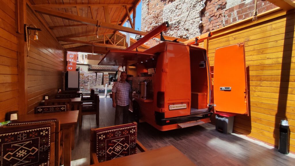 Dükkâna minibüsle girdi!