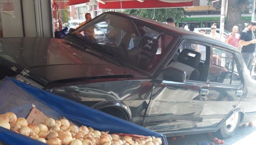 Ehliyetsiz sürücü sürücü markete daldı