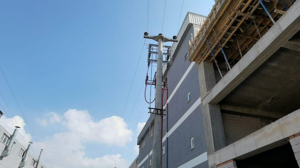 Elektrik akımına kapılan işçi yaralandı