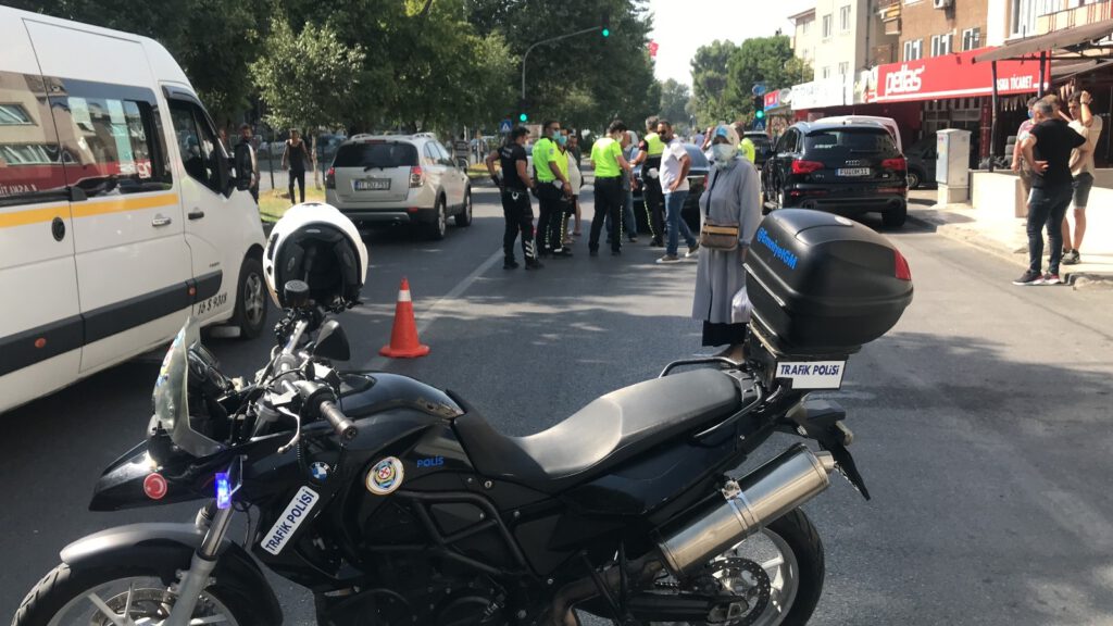 Geri geri giderken yaşlı kadını çarptı