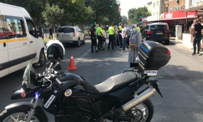 Geri geri giderken yaşlı kadını çarptı