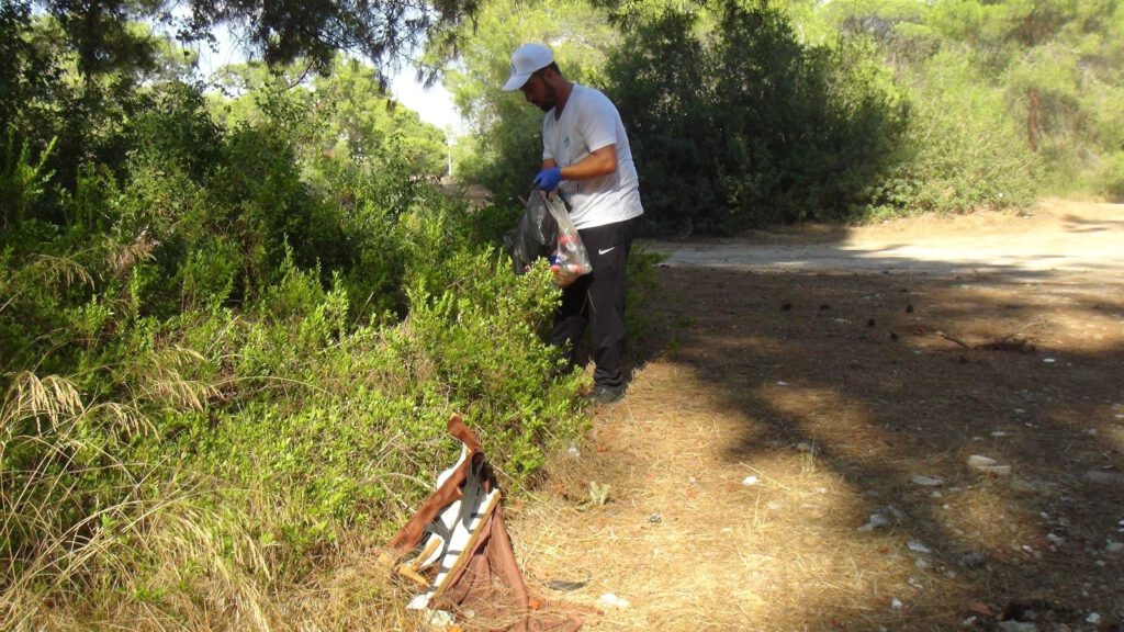 Gönüllülerden, ormanlık alanda temizlik
