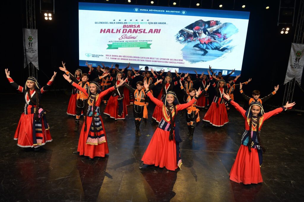 Halk dansları ekiplerinden duygulandıran destek