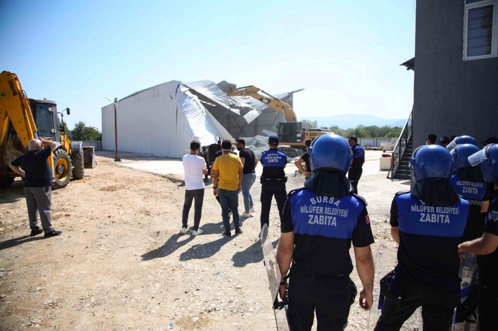Kaçak fabrika binası ikinci kez yıkıldı!