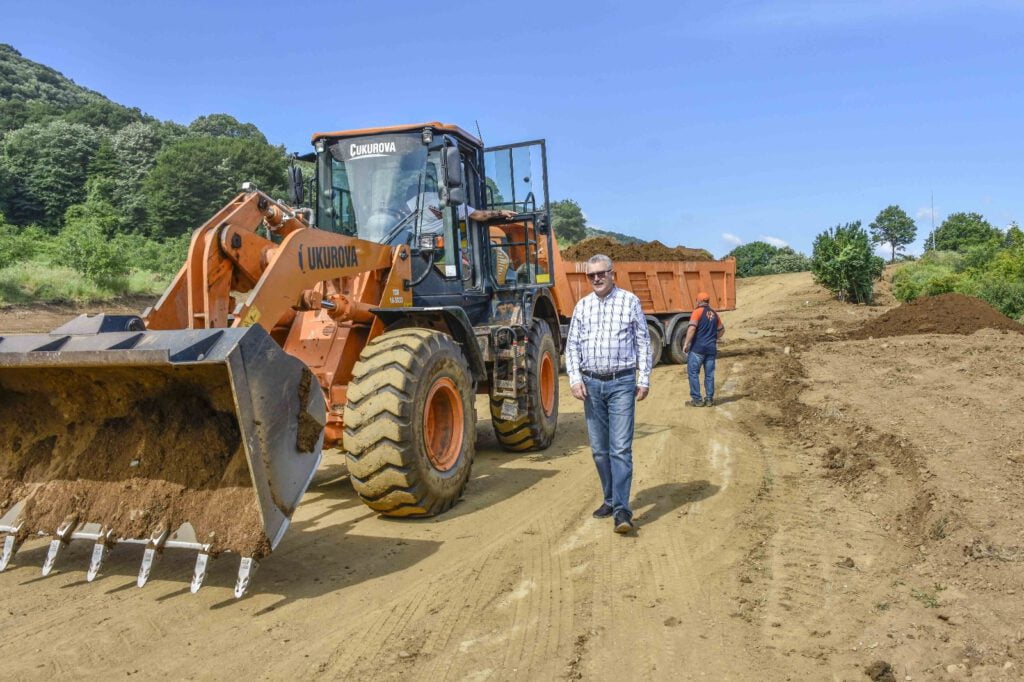 Karacabey’de yol çalışmaları sürüyor