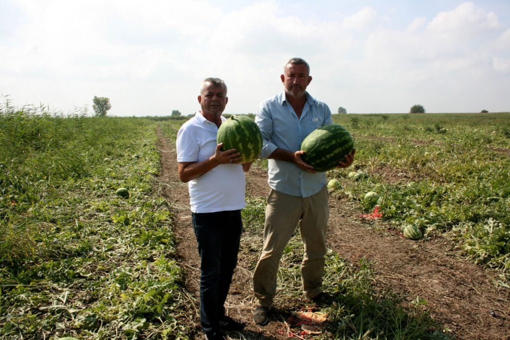 Karpuz tüccarı, çiftçiyi hediyeye boğdu