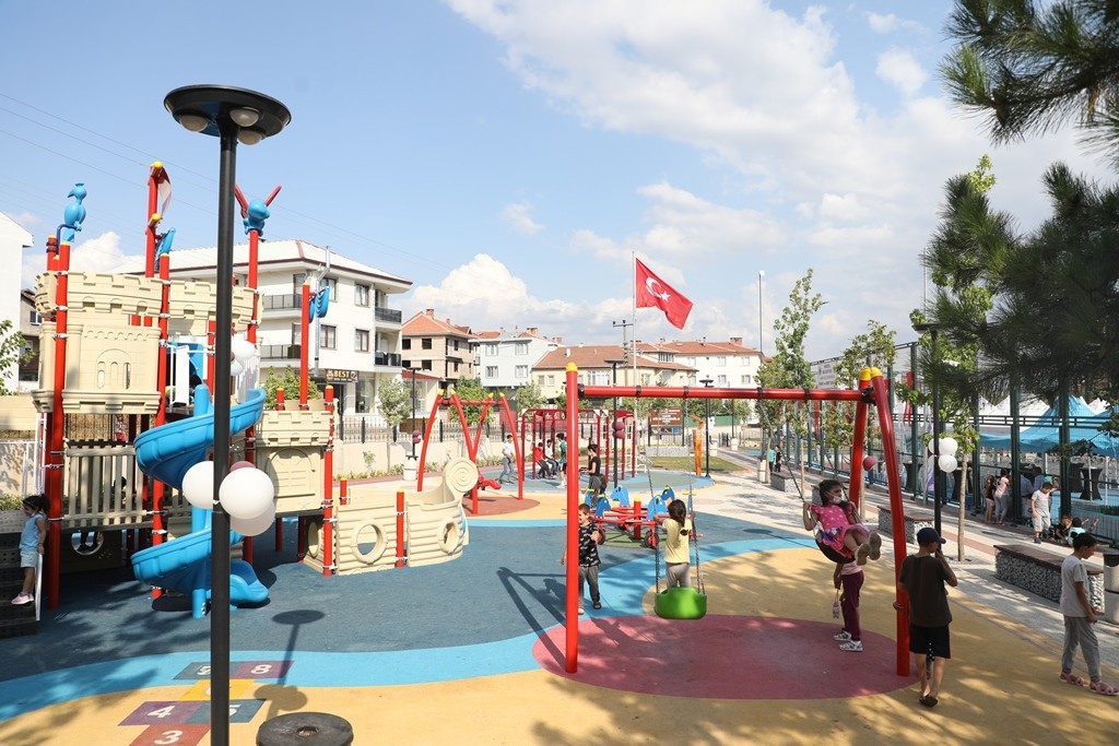 Kendi enerjisini üreten akıllı park açıldı