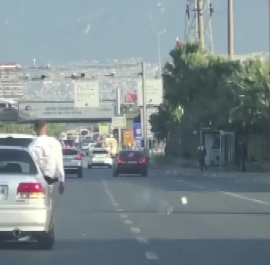 Konvoydaki araçtan havai fişek attılar