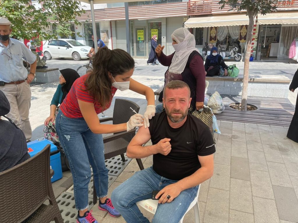 Kurulan aşı çadırlarına ilgi büyük