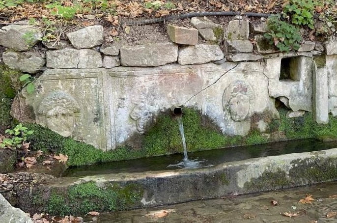 2 bin yıllık lahitten 150 yıldır su akıyor