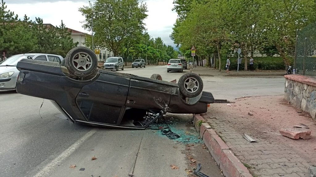 Mezarlık duvarına çarparak takla attı