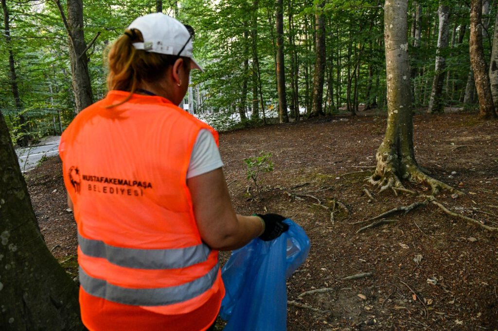 Mustafakemalpaşa ormanlarında temizlik