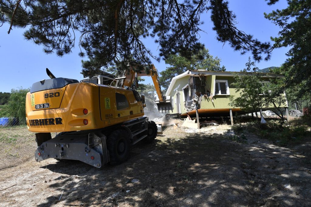 Orman arazisindeki kaçak evlere balyoz