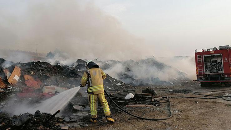 Silivri’de çöplük alanda yangın