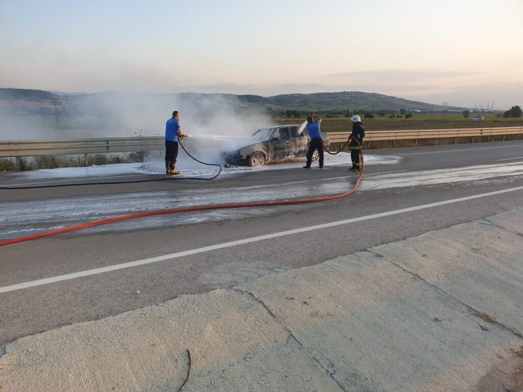 Otomobil alev alev yandı