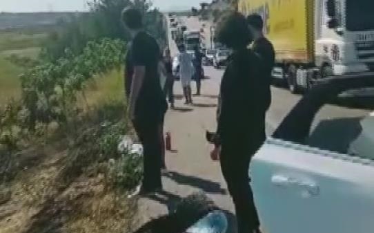 Yangını gören aracını durdurup müdahale etti