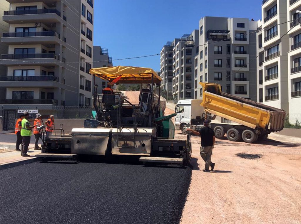 Yollar sıcak asfaltla kaplanıyor