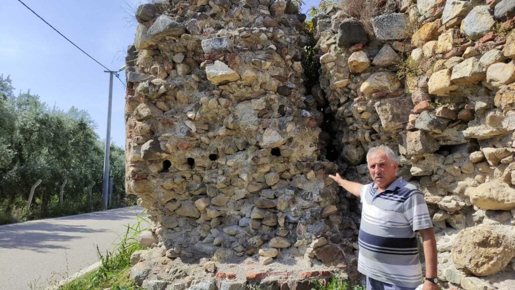 2500 yıllık surlar ortadan ayrıldı