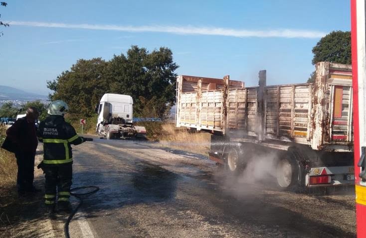 Lâstiği patlayan TIR yandı