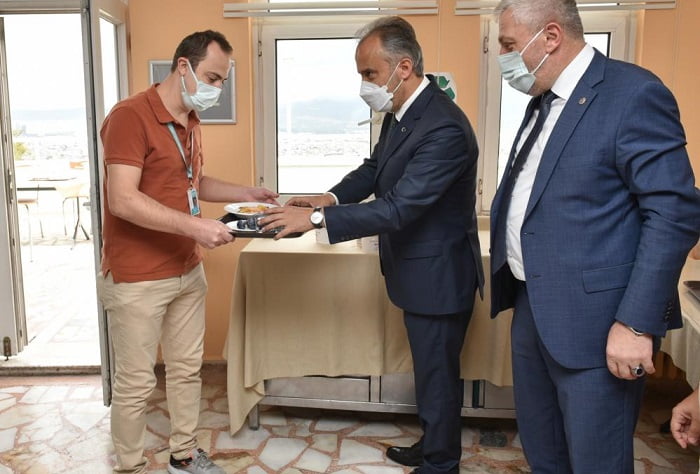 Aşure kazanları sağlıkçılar için kaynadı