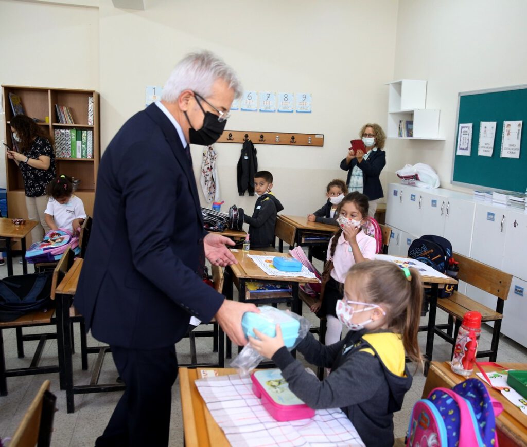 Başkan Erdem öğrencileri unutmadı