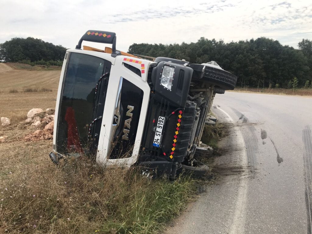 Bilecik’te hafriyat yüklü kamyon devrildi