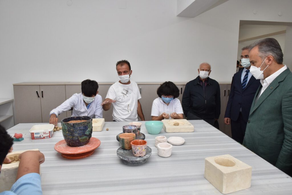 Binlerce öğrenci yüz yüze eğitime başladı