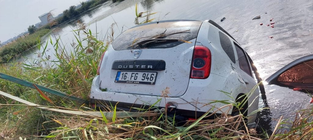 Çaldıkları otomobili dereye attılar