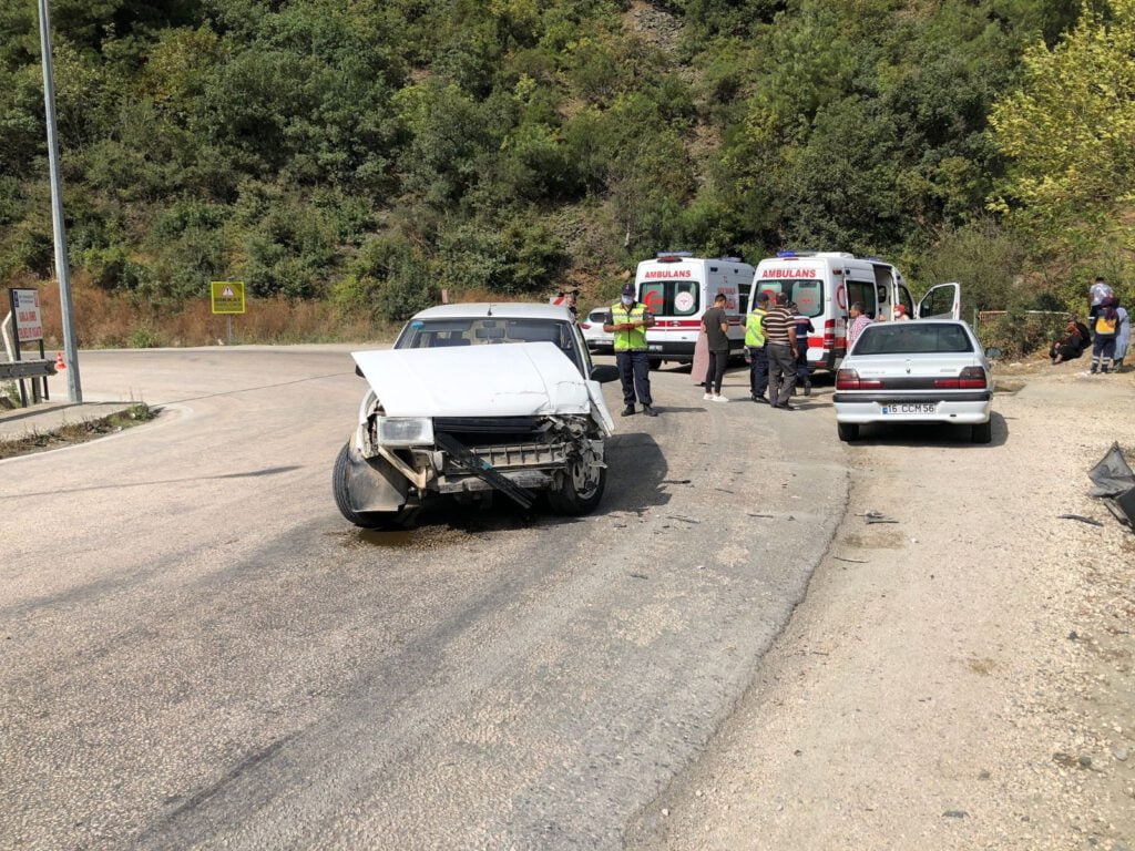 Bursa’da iki otomobil çarpıştı