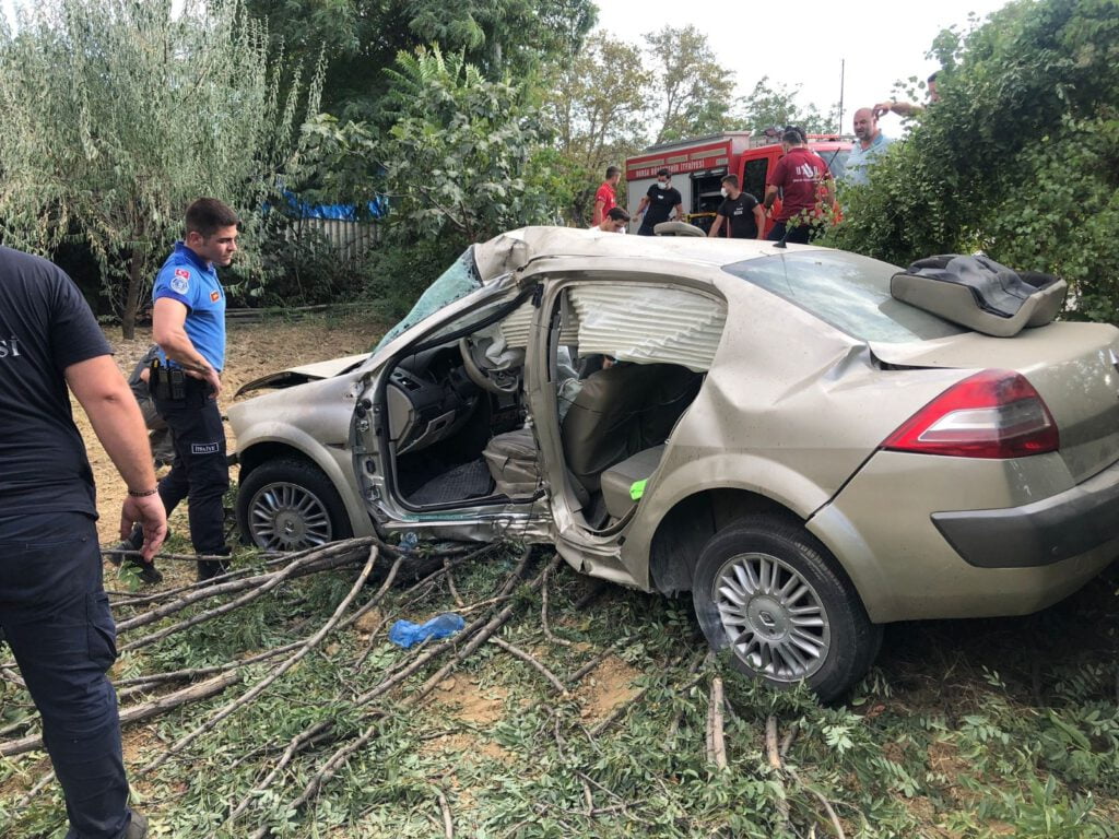 Bursa’da otomobil tarlaya uçtu