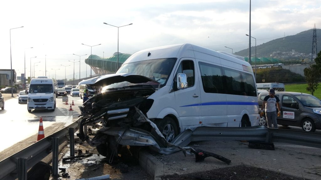 Bursa’da servis minibüsü kaza yaptı