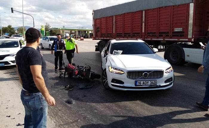 Otomobil ile motosiklet çarpıştı