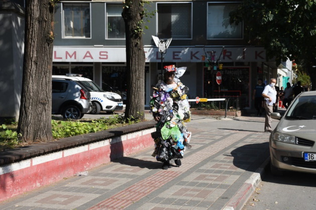 Çöpler sokaklarda böyle yürüdü!