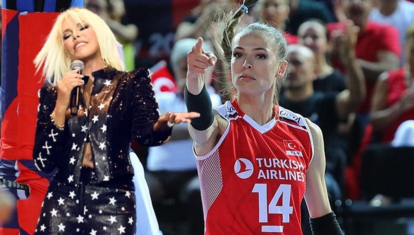 Eda Erdem’den Ajda Pekkan’a forma