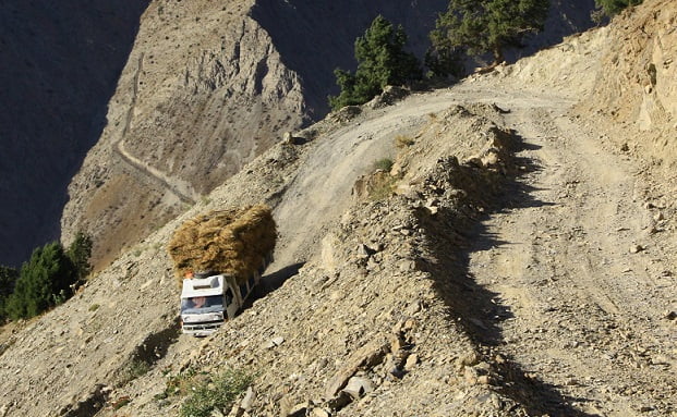 Ekmek parası için tehlikeli yollardan geçiyor