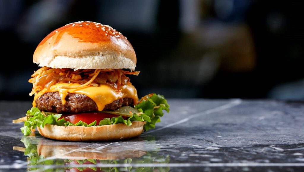 Hamburgerin içinden insan parmağı çıktı